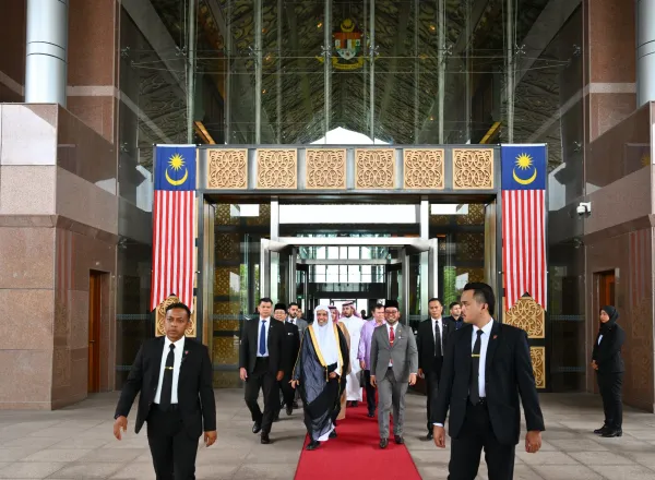 Yang Mulia Sekretaris Jenderal Liga Muslim Dunia sekaligus Ketua Organisasi Ulama Muslim, Syekh Dr. Mohammed Alissa , telah tiba di Bandara Internasional Kuala Lumpur (KLIA)