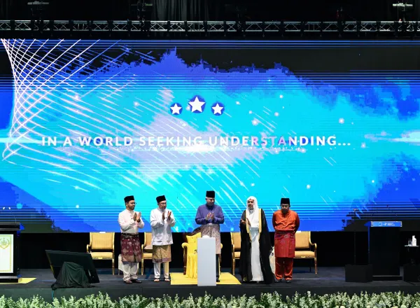 Sekretaris Jenderal Liga Muslim Dunia Berpartisipasi dengan Menyampaikan Pidato Pembukaan pada "Konferensi Tingkat Tinggi Internasional Ketiga Para Pemimpin Agama" di Ibu Kota Malaysia, "Kuala Lumpur"