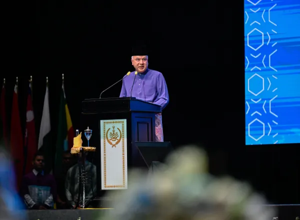 Sekretaris Jenderal Liga Muslim Dunia Berpartisipasi dengan Menyampaikan Pidato Pembukaan pada "Konferensi Tingkat Tinggi Internasional Ketiga Para Pemimpin Agama" di Ibu Kota Malaysia, "Kuala Lumpur"