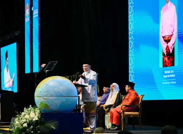 Sekretaris Jenderal Liga Muslim Dunia Berpartisipasi dengan Menyampaikan Pidato Pembukaan pada "Konferensi Tingkat Tinggi Internasional Ketiga Para Pemimpin Agama" di Ibu Kota Malaysia, "Kuala Lumpur"