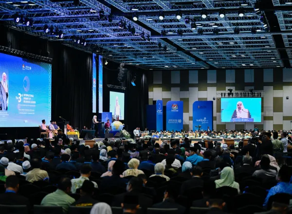 Sekretaris Jenderal Liga Muslim Dunia Berpartisipasi dengan Menyampaikan Pidato Pembukaan pada "Konferensi Tingkat Tinggi Internasional Ketiga Para Pemimpin Agama" di Ibu Kota Malaysia, "Kuala Lumpur"