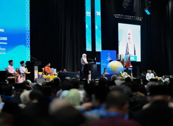Sekretaris Jenderal Liga Muslim Dunia Berpartisipasi dengan Menyampaikan Pidato Pembukaan pada "Konferensi Tingkat Tinggi Internasional Ketiga Para Pemimpin Agama" di Ibu Kota Malaysia, "Kuala Lumpur"
