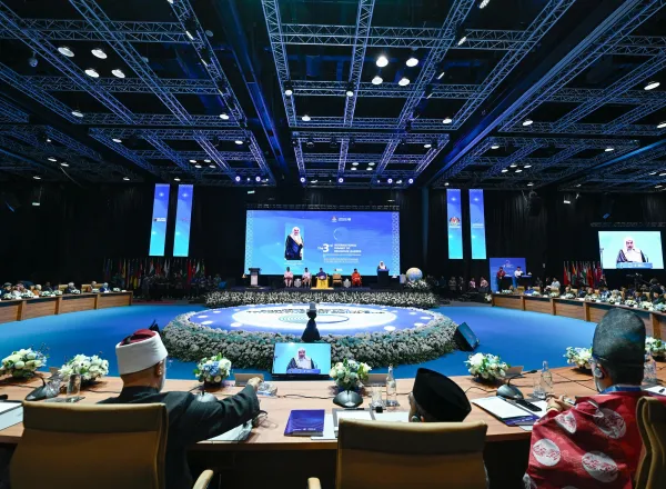 Sekretaris Jenderal Liga Muslim Dunia Berpartisipasi dengan Menyampaikan Pidato Pembukaan pada "Konferensi Tingkat Tinggi Internasional Ketiga Para Pemimpin Agama" di Ibu Kota Malaysia, "Kuala Lumpur"