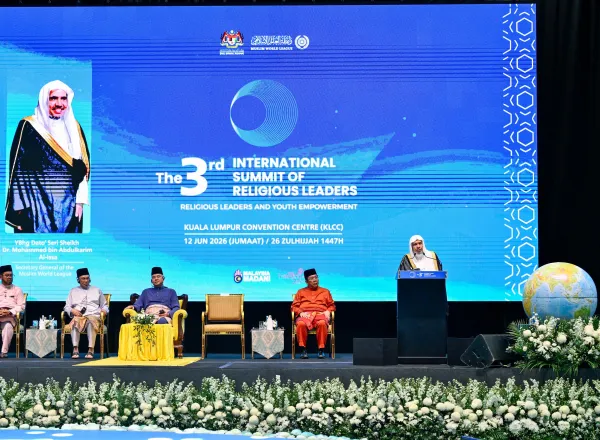 Sekretaris Jenderal Liga Muslim Dunia Berpartisipasi dengan Menyampaikan Pidato Pembukaan pada "Konferensi Tingkat Tinggi Internasional Ketiga Para Pemimpin Agama" di Ibu Kota Malaysia, "Kuala Lumpur"