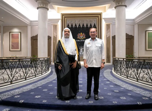 H.E. Dato’ Seri Anwar Ibrahim, the Prime Minister of Malaysia, received H.E. Sheikh Dr. Mohammed Al-Issa , Secretary-General of the Muslim World League and Chairman of the Organization of Muslim Scholars, at the Prime Minister’s official residence
