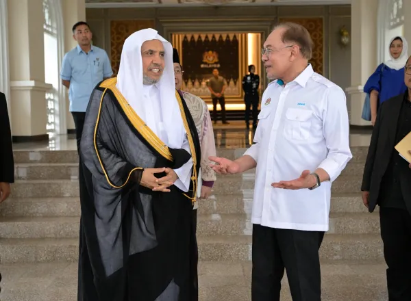 H.E. Dato’ Seri Anwar Ibrahim, the Prime Minister of Malaysia, received H.E. Sheikh Dr. Mohammed Al-Issa , Secretary-General of the Muslim World League and Chairman of the Organization of Muslim Scholars, at the Prime Minister’s official residence