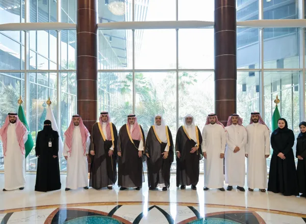 El Secretario General, el Sheij Dr. Mohammed Al-Issa , recibió hoy al presidente de la Universidad de Al-Majmaah y presidente del Consejo de Administración del Centro CIFAL de Arabia Saudita, el profesor Saleh bin Abdullah Al-Mezel