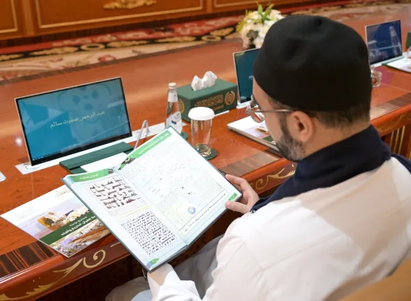 Le Secrétaire général, le cheikh Mohammed Al-Issa a inauguré, au siège de la Ligue à La Mecque, l’ouvrage intitulé « l’Atlas des dix récitateurs du Coran et de leurs transmetteurs »