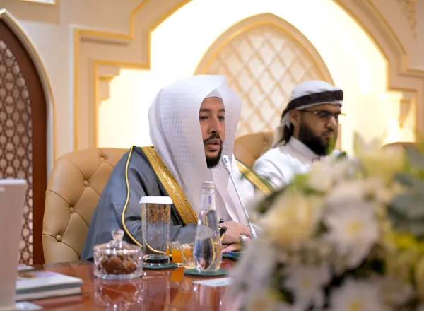 Photos de la cérémonie où le Secrétaire général, cheikh Mohammed Al-Issa a inauguré, au siège de la Ligue à La Mecque, « l’Atlas des dix récitateurs du Coran et de leurs transmetteurs », en présence de son auteur, cheikh Sami Al-Maghlouth