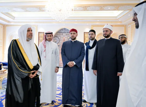 Cet après-midi, le Secrétaire général, le cheikh Mohammed Al-Issa , a rencontré à La Mecque plusieurs récitateurs du Coran de la  plateforme technique internationale affiliée à la Ligue islamique mondiale