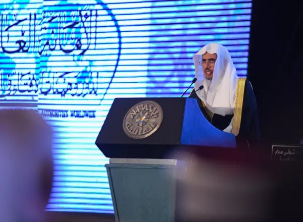 ‏معالي الأمين مخاطباً مفتي ومفكري مؤتمر الفتوى بالقاهرة:(الفتاوى الحية تفتقر إلى التدبر والتحرير .. وشرع الله لا يُلقَى جُزافاً على الهواء)