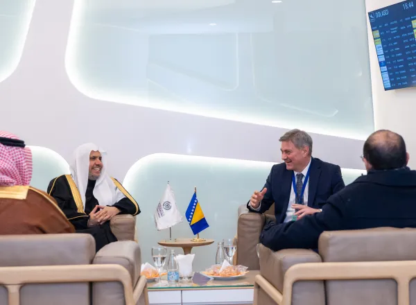 El Secretario General, presidente de la Comisión de Ulemas Musulmanes, el sheikh Mohammed Al-Issa, ha llegado a Sarajevo para participar en una conferencia regional sobre paz y convivencia en los Balcanes.