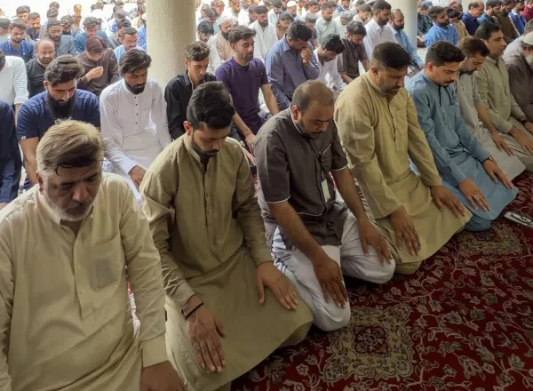 Après avoir prononcé le sermon à la mosquée du Roi Fayçal d’Islamabad, à la Mosquée royale de Lahore et à la mosquée du Parlement :