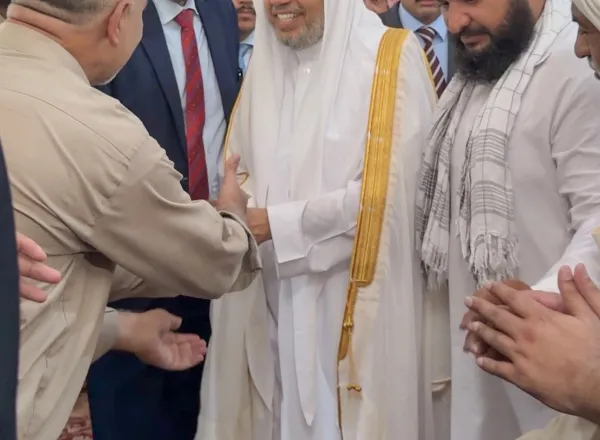 Après avoir prononcé le sermon à la mosquée du Roi Fayçal d’Islamabad, à la Mosquée royale de Lahore et à la mosquée du Parlement :
