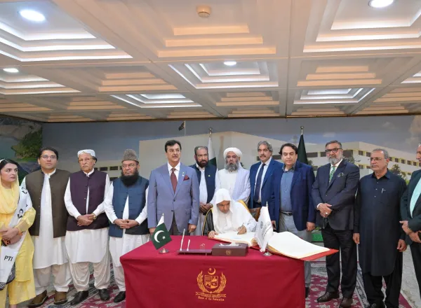 en présence de l’ensemble des partis politiques pakistanais et des membres du Sénat :