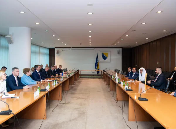 El SG, presidente de la Comisión de Ulemas Musulmanes, el Sheij Mohammed Al-Issa, se reunió en la sede del Parlamento en la capital Sarajevo con el actual presidente de la Cámara de Representanteso Sr. Denis Zvizdić.