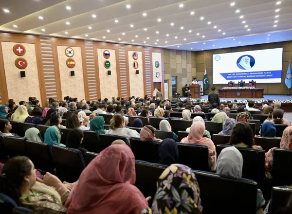 L’Université nationale d’Islamabad a décerné à cheikh Mohammed Al-Issa , Secrétaire général, un doctorat honoris causa en philosophie des relations internationales