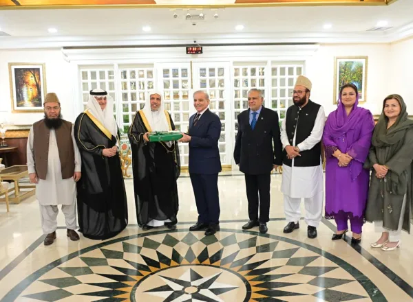 Le Premier ministre de la République islamique du Pakistan, M. Muhammad Shehbaz Sharif, a reçu, dans son bureau à Islamabad, cheikh Mohammed Al-Issa Secrétaire général