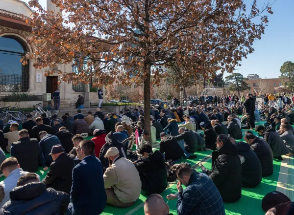 Dari mimbar Masjid Agung yang bersejarah di ibu kota Albania, Tirana: Yang Mulia Syeikh Dr. Mohammed Alissa menyampaikan khutbah Jumat pada hari ini, tanggal 6 Sya'ban