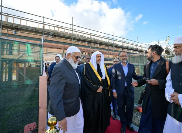 Le Secrétaire général, cheikh Mohammed Al-Issa a inspecté la première phase de la construction du Centre islamique d’Auckland. À cette occasion, il a participé à la plantation de « L’olivier de la paix »