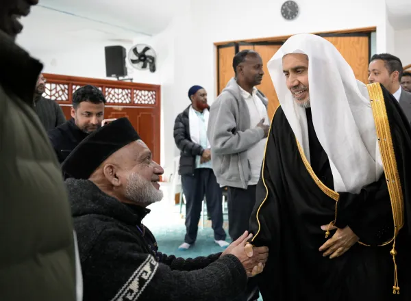 Le Secrétaire général, cheikh Mohammed Al-Issa s’est rendu à la mosquée, où il a de nouveau fait le point sur les besoins de la mosquée et rencontré les survivants de l’attentat terroriste ainsi que les familles des martyrs