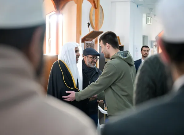 Le Secrétaire général, cheikh Mohammed Al-Issa s’est rendu à la mosquée, où il a de nouveau fait le point sur les besoins de la mosquée et rencontré les survivants de l’attentat terroriste ainsi que les familles des martyrs
