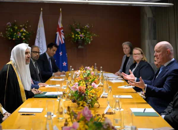 Le Premier ministre de la Nouvelle-Zélande, M. Christopher Luxon, a reçu, dans la capitale néo-zélandaise Wellington, le Secrétaire général, cheikh Mohammed Al-Issa