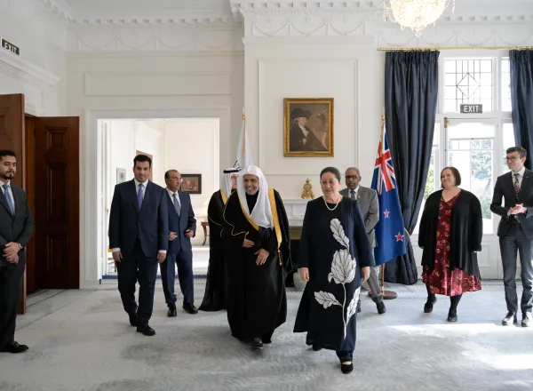 Lors d’une rencontre inédite avec une personnalité religieuse, la Gouverneure générale de la Nouvelle-Zélande, Mme Cindy Kiro, a reçu ce soir, au Palais du Gouverneur à Wellington, cheikh Mohammed Al-Issa , Secrétaire général