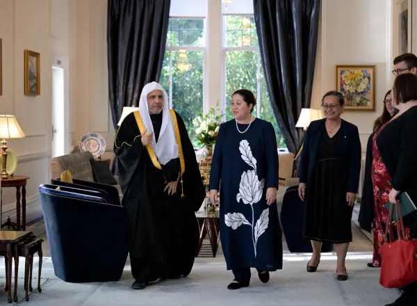 Lors d’une rencontre inédite avec une personnalité religieuse, la Gouverneure générale de la Nouvelle-Zélande, Mme Cindy Kiro, a reçu ce soir, au Palais du Gouverneur à Wellington, cheikh Mohammed Al-Issa , Secrétaire général