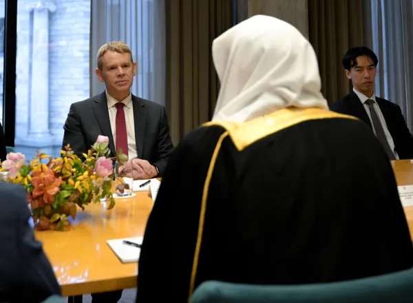 La capitale néo-zélandaise Wellington, le Secrétaire général, cheikh Mohammed Alissa a rencontré l’ancien Premier ministre de Nouvelle-Zélande, président du Parti travailliste et chef de l’opposition au Parlement néo-zélandais, M. Chris Hipkins