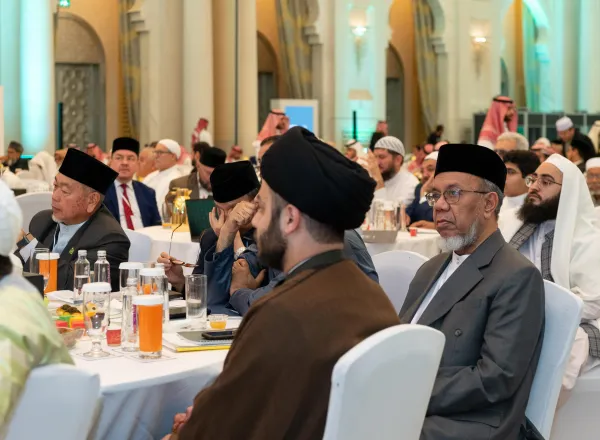 علماء المسلمين ومفتوهم يصدرون من مكة المكرمة "وثيقة بناء الجسور بين المذاهب الإسلامية" للتذكير بمفهوم الأمة الواحدة وتجاوز مآسي الطائفية