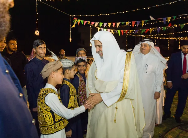Beliau berbagi kegembiraan Idul Fitri dengan anak-anak panti asuhan di Islamabad: