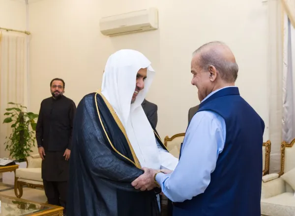 Hari ini, Yang Mulia Perdana Menteri Republik Islam Pakistan, Tuan Muhammad Shehbaz Sharif, menyambut Yang Mulia Sekretaris Jenderal LMD, Ketua Asosiasi Ulama Muslim, Syekh Dr. Mohammed Alissa