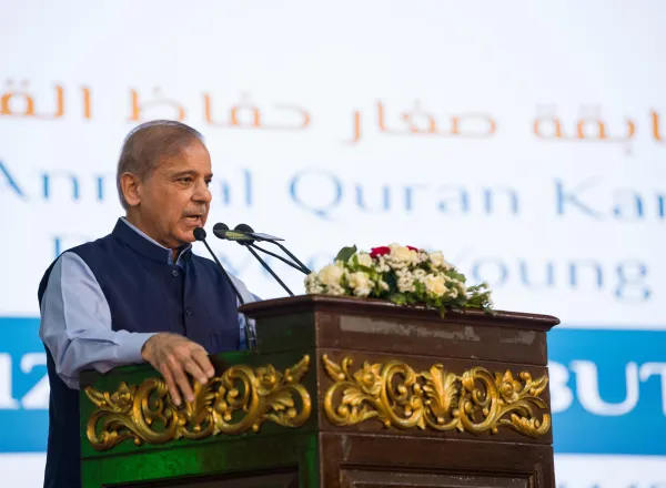 Perdana Menteri Pakistan Yang Mulia, Tuan Muhammad Shehbaz Sharif, dan Yang Mulia Sekjen LMD Syekh Dr. Mohammed Alissa, menghadiri acara penutupan penghargaan untuk para pemenang Kompetisi Tahunan Hafalan Al-Qur’an bagi anak-anak dibawah usia sepuluh tahun