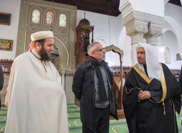 معالي الأمين العام يلتقي عميد المعهد الإسلامي بباريس الدكتور: دليل أبو بكر وعدداً من العلماء والمفكرين