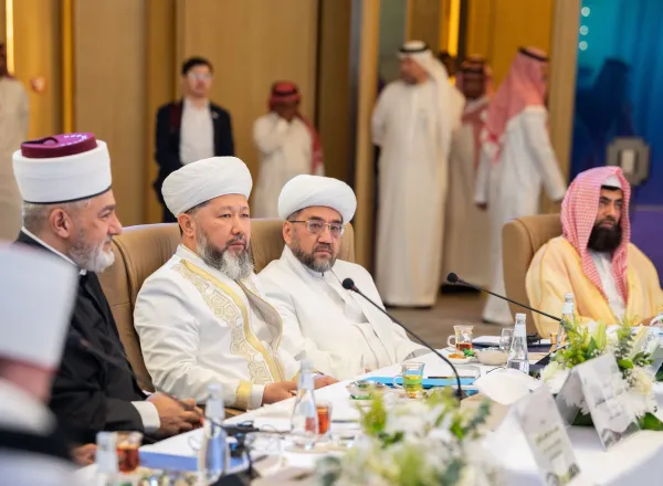 عالم اسلام کے نامور علمائے کرام ریاض میں اسلامی فقہ اکیڈمی کے اختتامی اجلاس میں شریک ہیں