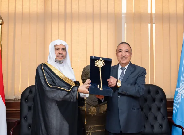 El Dr. Mohammed Al-Issa recibe la llave de la gobernación de Alejandría, la más alta distinción de la ciudad