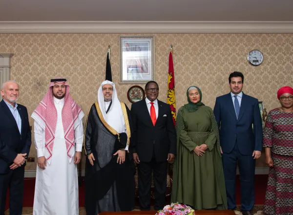 En reconocimiento de los esfuerzos del SG para fortalecer la armonía social, apoyar la estabilidad y el desarrollo sostenible en África