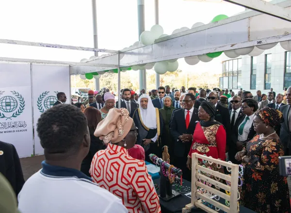 د.العيسى يدشن عددًا من البرامج والمبادرات التنموية ويلتقي بقيادات المكوّنات الوطنية وفي مقدمتها قيادة المكوّن الإسلامي