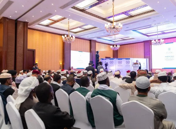 Lors de la plus grande célébration coranique jamais vue en Afrique, avec la participation massive de mémorisateurs du Coran des dix lectures à travers le monde, en présence des savants africains :