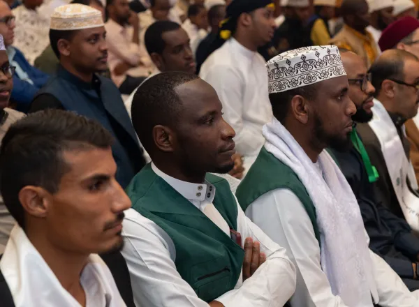 Lors de la plus grande célébration coranique jamais vue en Afrique, avec la participation massive de mémorisateurs du Coran des dix lectures à travers le monde, en présence des savants africains :