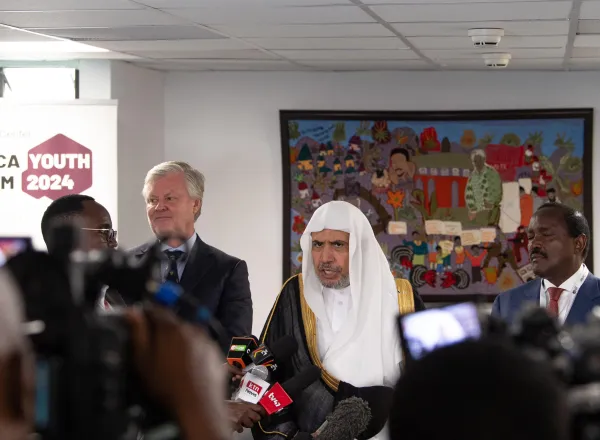 الأمين العام لرابطة العالم الإسلامي ضيفُ شرفٍ في "منتدى شباب إفريقيا".. وضيفًا على برلمان الشباب في كينيا