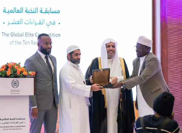 أكبر احتفالية قرآنيةٍ على المستوى الأفريقي  الأمين العام لرابطة العالم الإسلامي يُكرِّم الفائزين في مسابقة النُّخبة للقراءات العشر