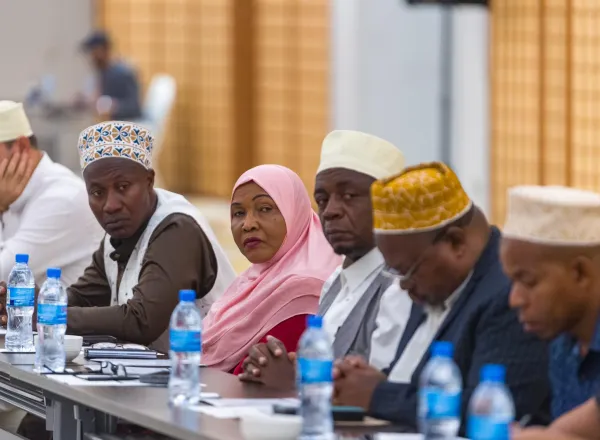 En una reunión científica celebrada hoy en la ciudad de Dar es Salaam, los miembros del Consejo de Grandes Sabios de la República Unida de Tanzania, liderados por el Gran Muftí y Gran Imam Sheij Abou Bakr bin Zubair