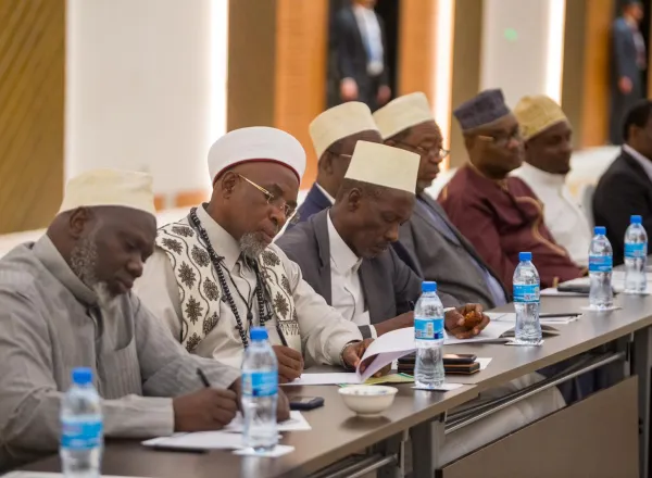 En una reunión científica celebrada hoy en la ciudad de Dar es Salaam, los miembros del Consejo de Grandes Sabios de la República Unida de Tanzania, liderados por el Gran Muftí y Gran Imam Sheij Abou Bakr bin Zubair