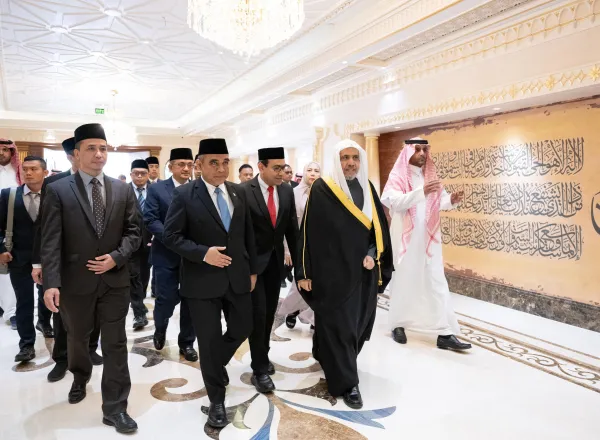 Él transmitió al Sheij Alissa los saludos del Presidente Subianto y le entregó una invitación oficial para visitar Indonesia: