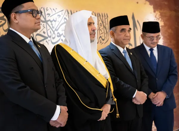 Él transmitió al Sheij Alissa los saludos del Presidente Subianto y le entregó una invitación oficial para visitar Indonesia: