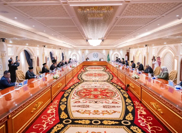 Él transmitió al Sheij Alissa los saludos del Presidente Subianto y le entregó una invitación oficial para visitar Indonesia:
