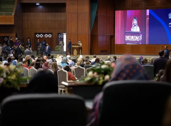‏بحضور معالي الأمين العام، الشيخ د. ⁧‫محمد العيسى‬⁩‬⁩..  ‏الناشطة العالمية في تعليم الفتيات، السيدة ملالا يوسفزي، تقدم الرسالة الرئيسية لمبادرة رابطة العالم الإسلامي: ⁧‫مبادرة تعليم الفتيات ‬⁩ في المجتمعات المسلمة من العاصمة الباكستانية "إسلام آباد"