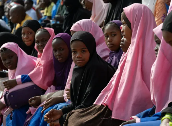 Cheikh Alissa a souligné l’importance de ces concours pour raviver l’esprit de compétition entre les mémorisateurs du Saint Coran et renforcer leur rôle au sein de la société
